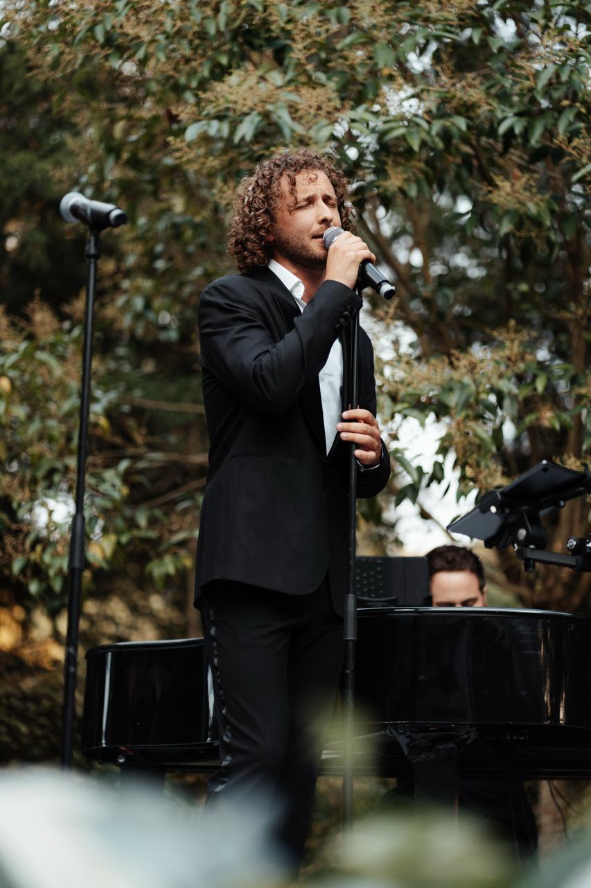 Chanteur, Rose Music